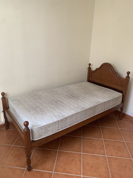 Cama de solteiro completa com mesa de cabeceira