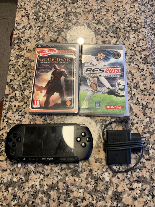 PSP com dois jogos e cabo original