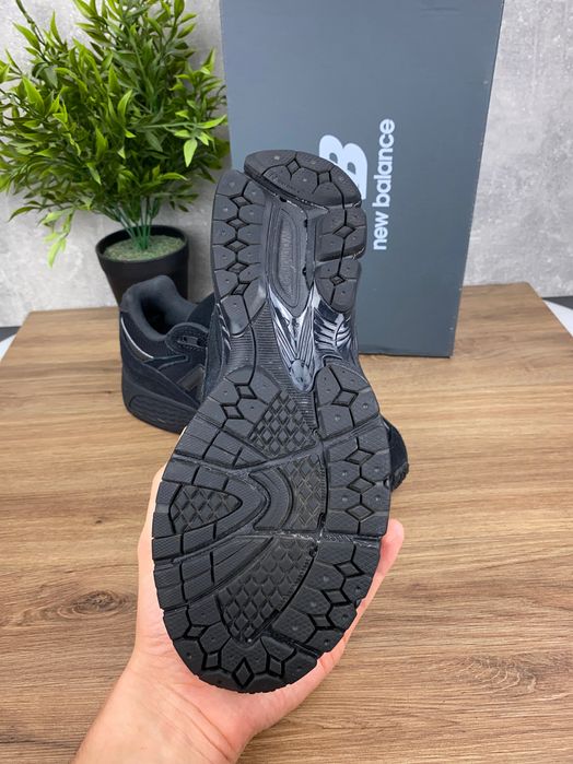Czarne sneakersy New Balance 2002R r. 38 – zamszowe z amortyzacją