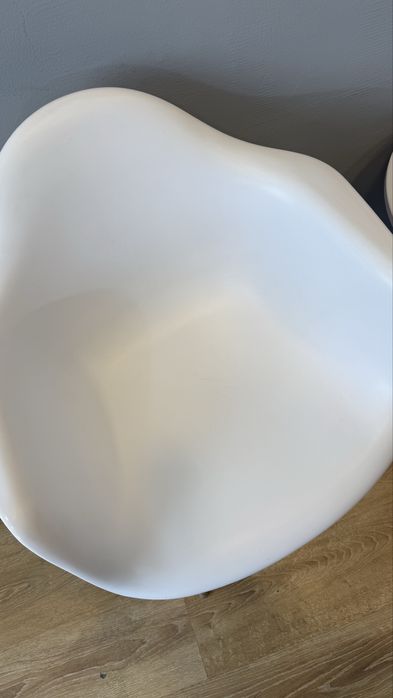 Продам стільці білі