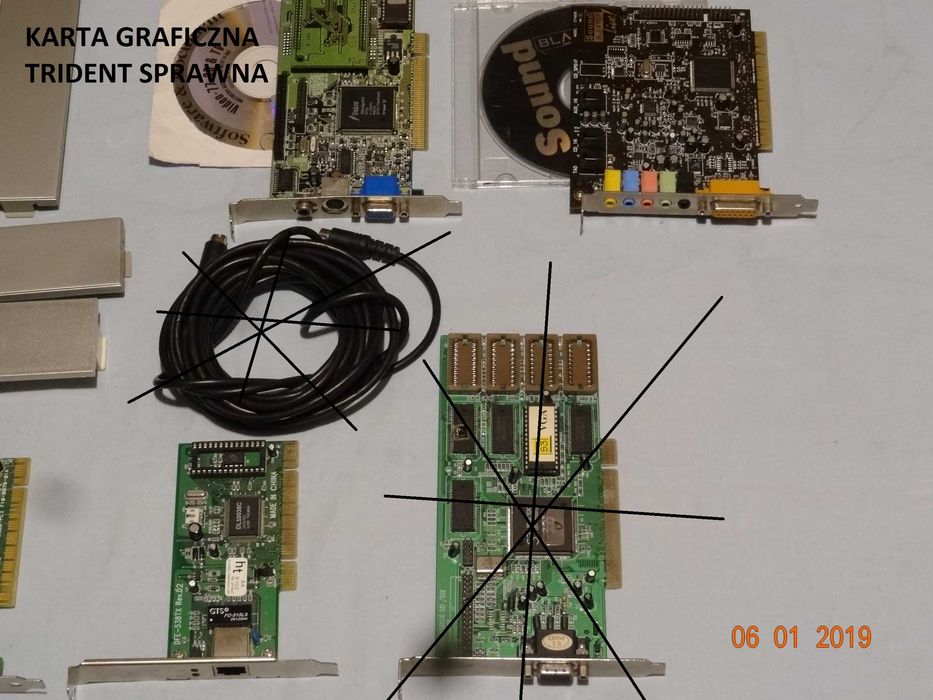 Płyta główna ASRock, zasilacz, CD, kable, moduły.