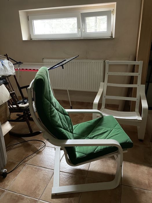 Dwa fotele z poduszkami zielonymi na rzepach