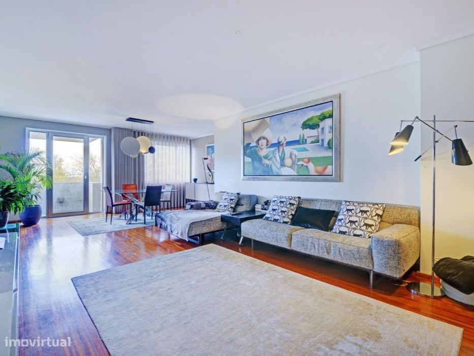 T3 com 2 suítes e 3 lugares de garagem no Aviz, Porto