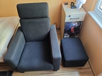 Fotel z regulowanym zagłówkiem + pufa
