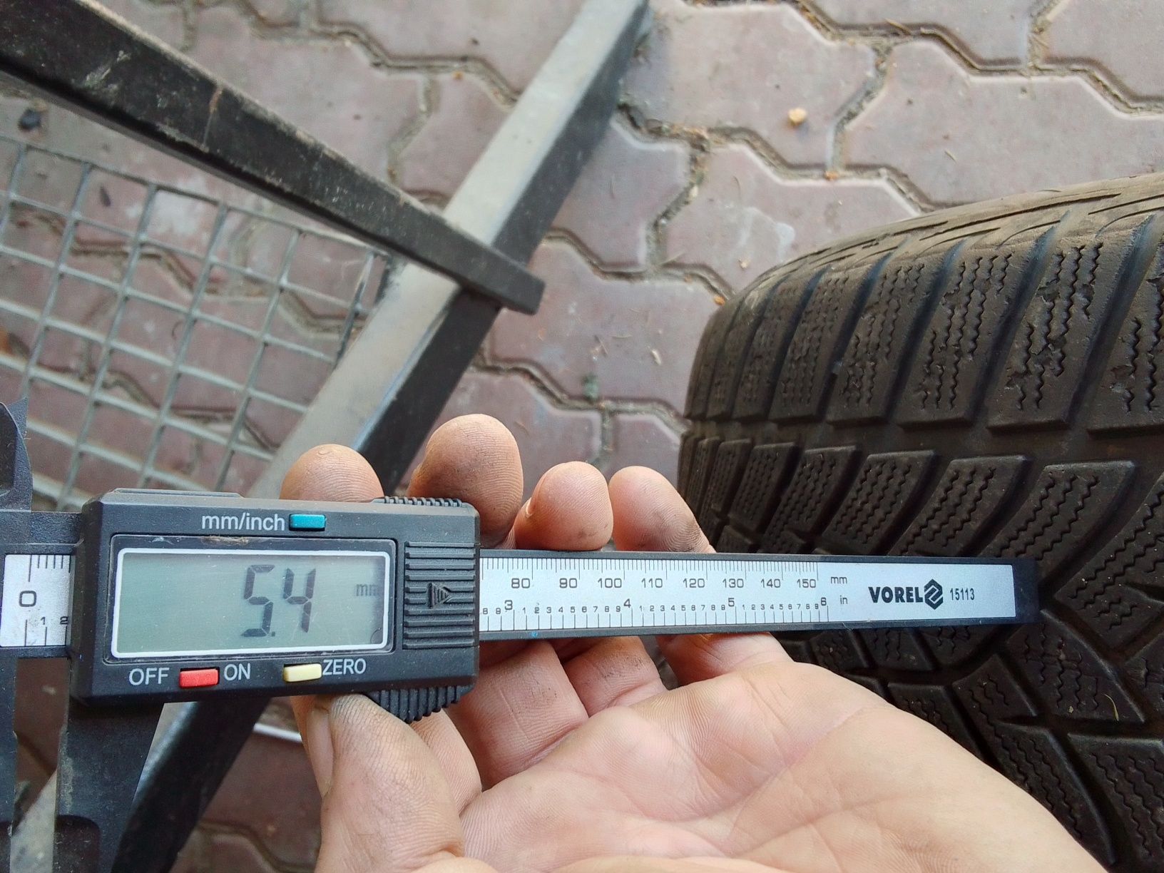 Opona zimowa 235/50r17 GOODYEAR