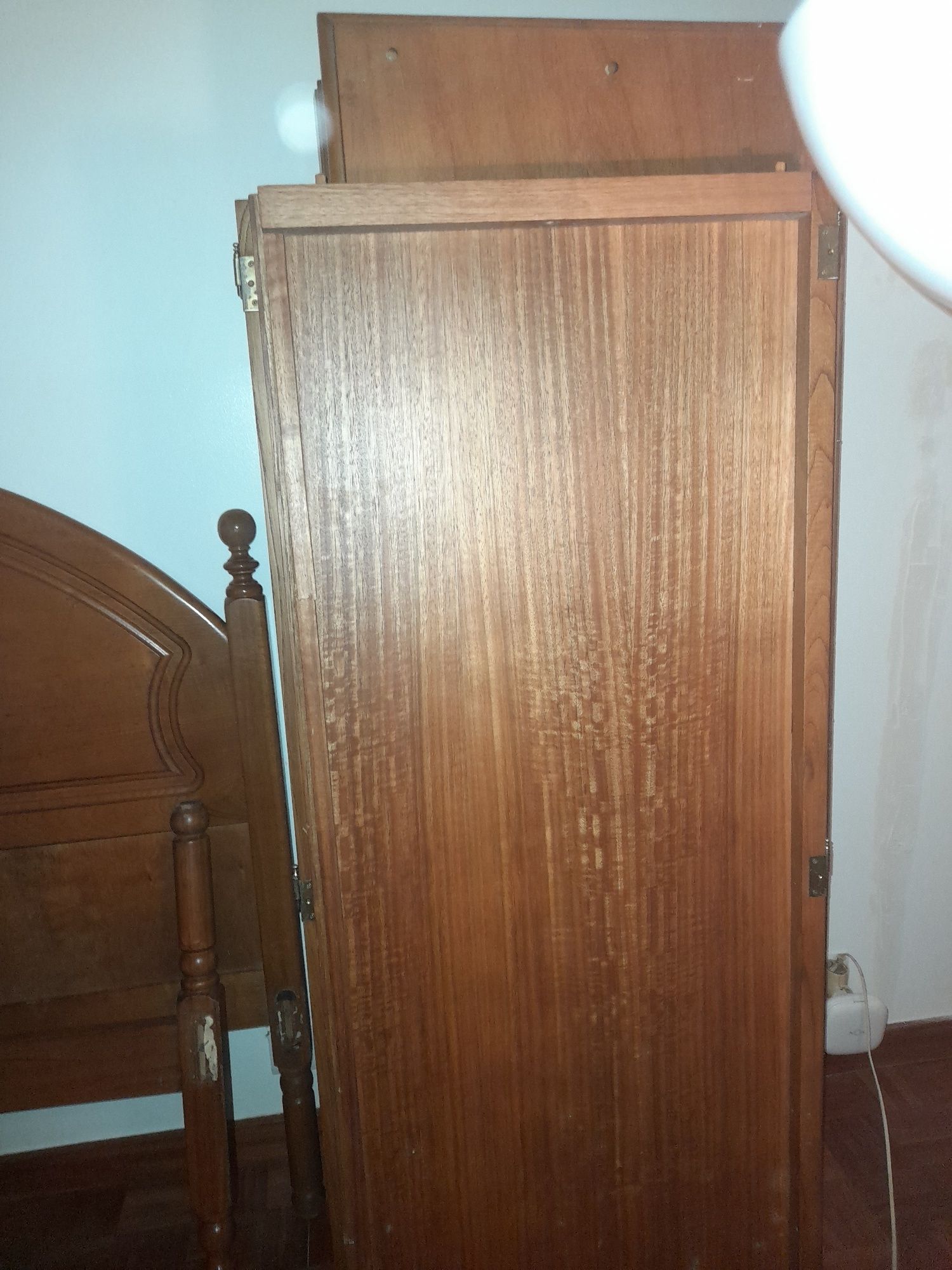 Cama de casal com 2 mesas de cabeceira e roupeiro
