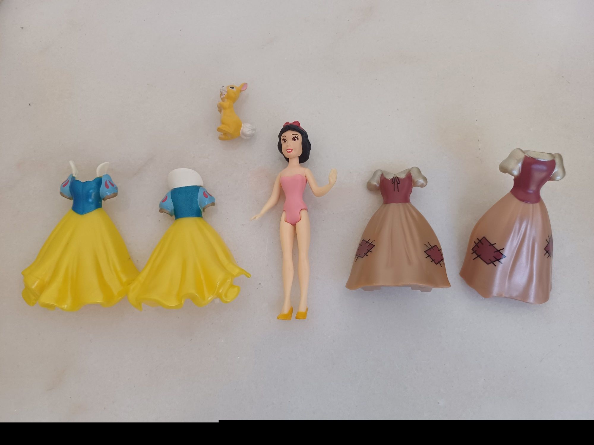 Brinquedo Branca de Neve com vestidos para vestir