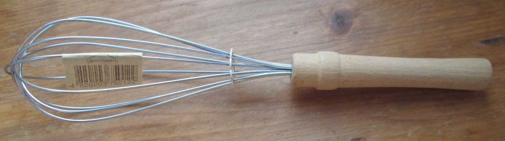 Кухонная утварь: скалка, набор деревянный, ступка, венчик и другое