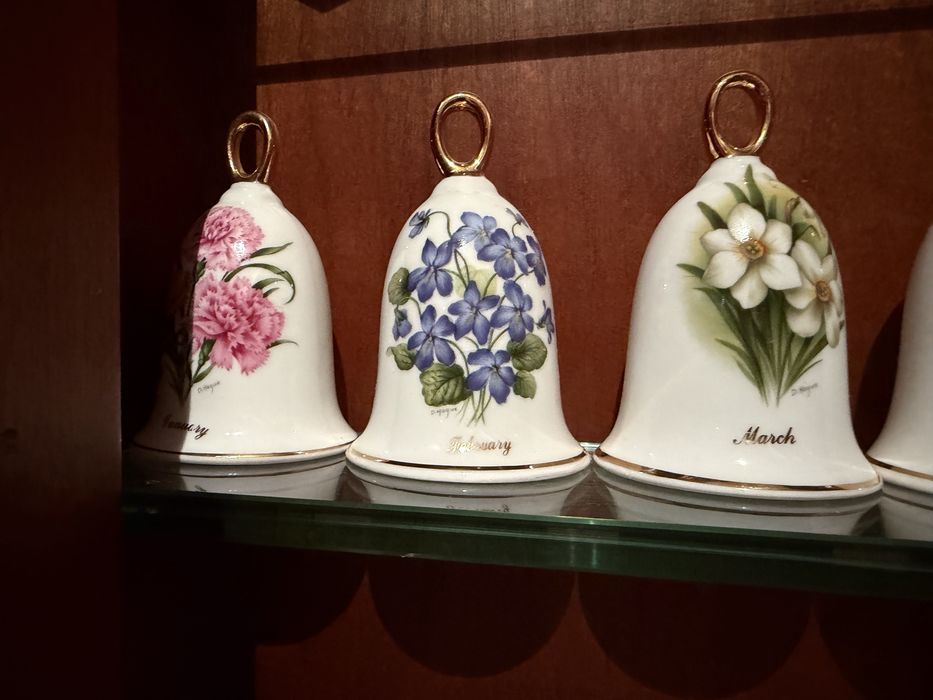 12 sinos em porcelana 12 meses do ano