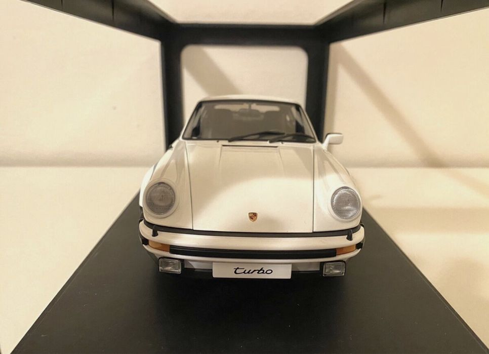 Модель Autoart 1/18  PORSCHE 911 930 Turbo