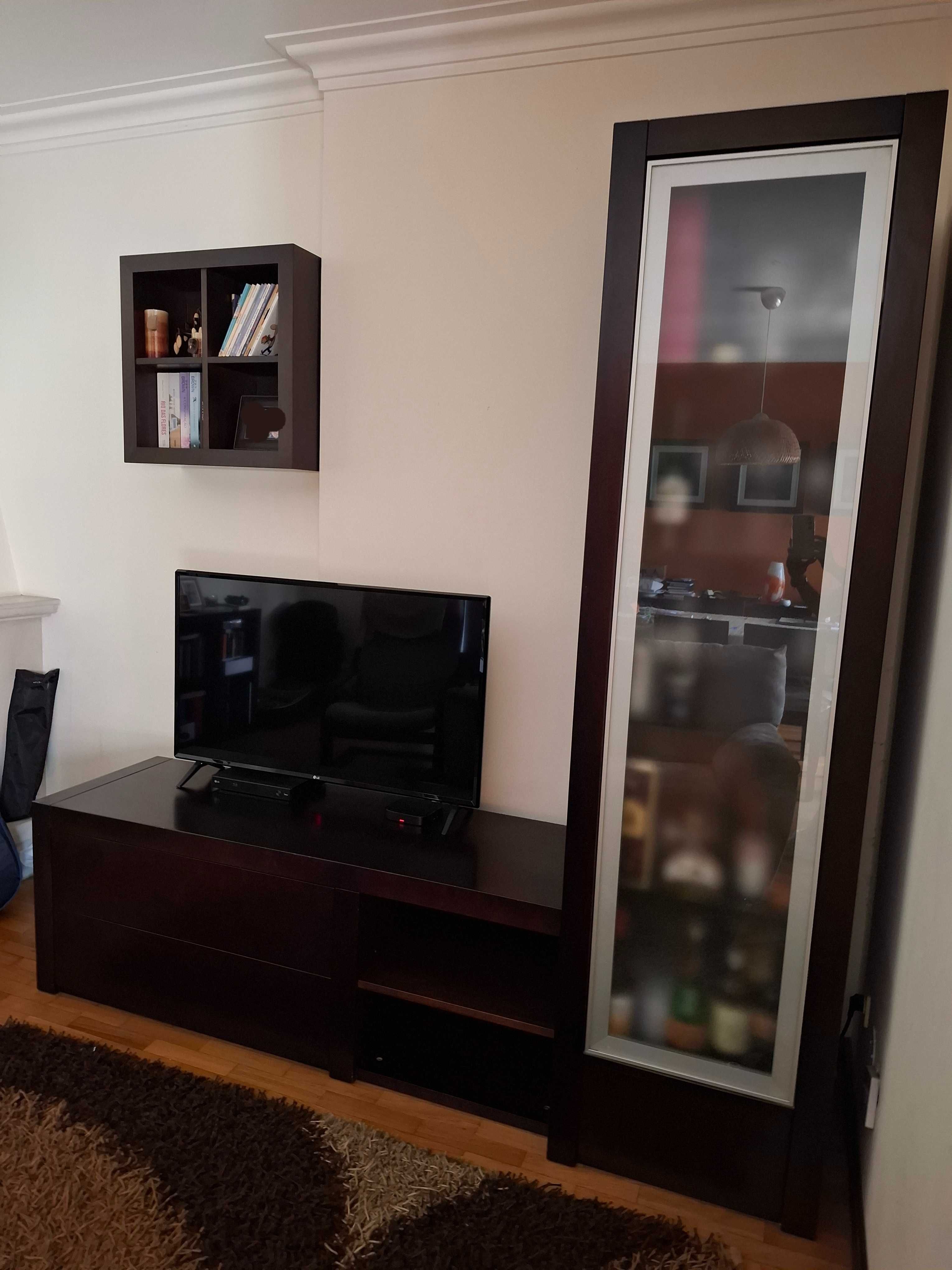 Móvel de tv com cristaleira