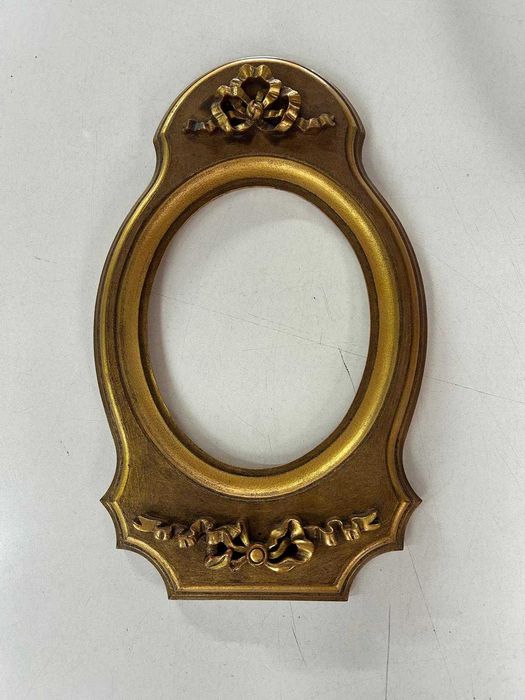 Moldura romântica de talha dourada