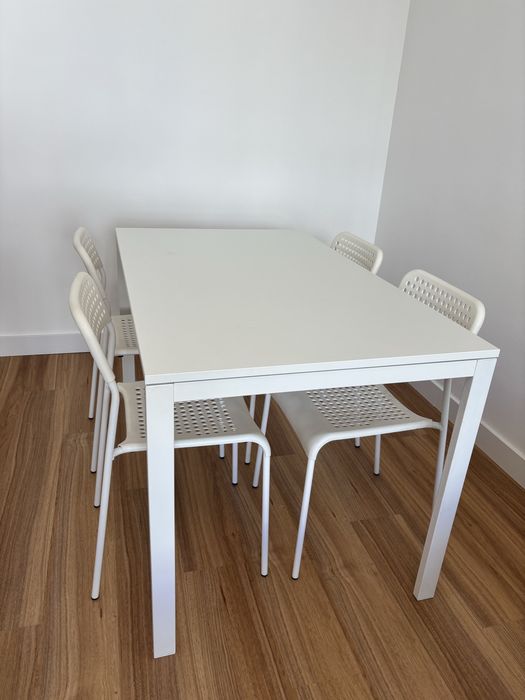 Conjunto mesa e 4 cadeiras