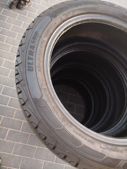 Komplet opon zimowych dostawcze ciężarowe Goodyear 235/50/19C