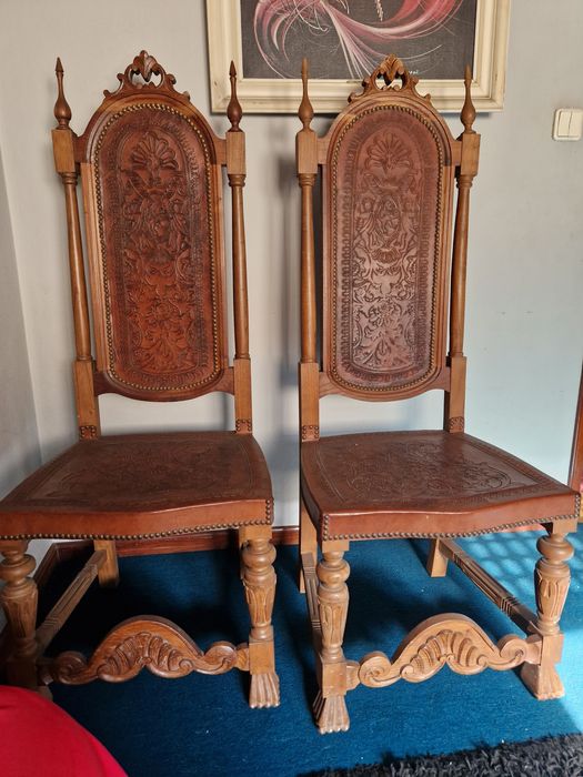 Cadeiras em madeira e couro