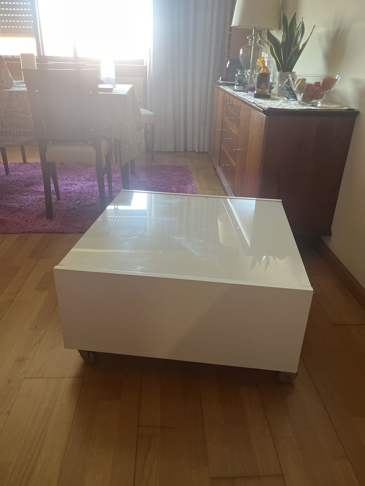Mesa branca com rodas