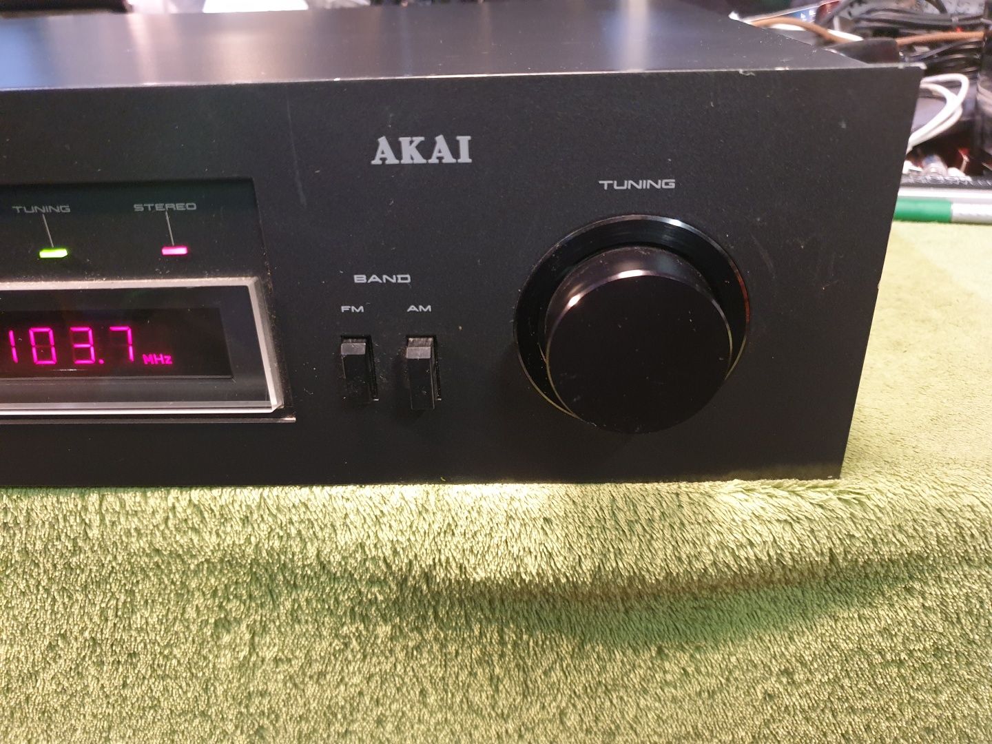 AKAI AT-K33 tuner radiowy stereo z wyświetlaczem cyfrowym.