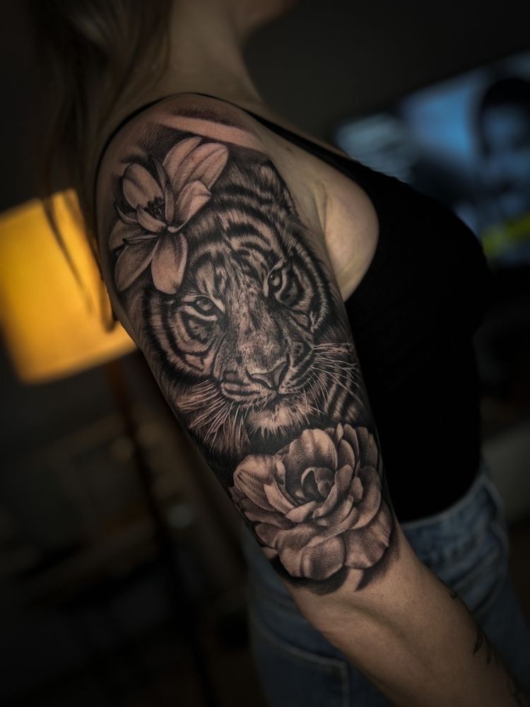 Тату Tattoo майстер татуювання дівчина master ONE OF THE BEST