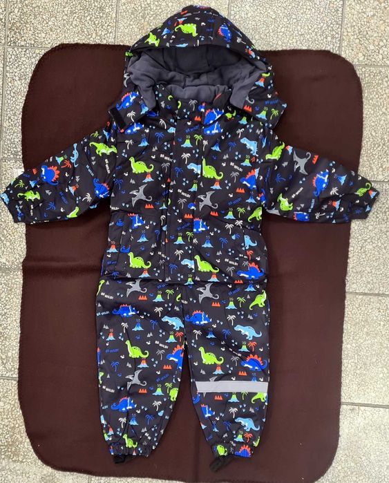 Kombinezon jednoczęściowy zimowy narciarski na sanki 122 czarny dino