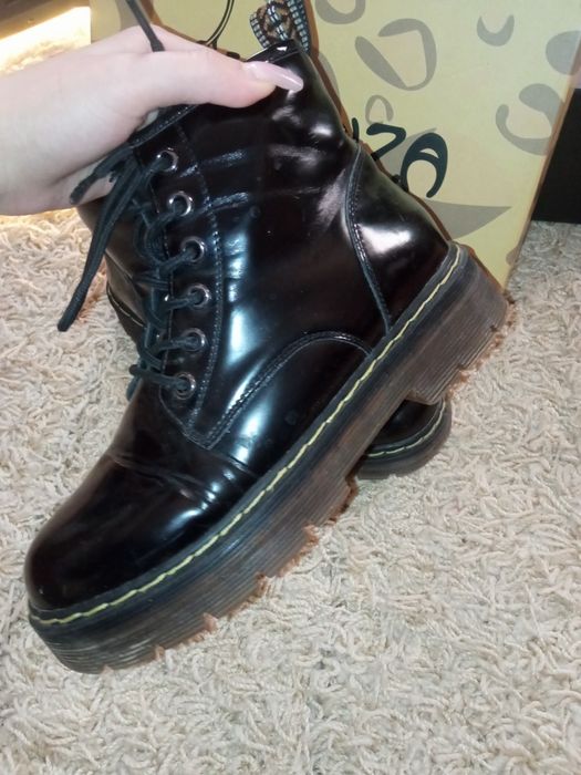 лакові черевики ботинки в стилі Dr. Martens
