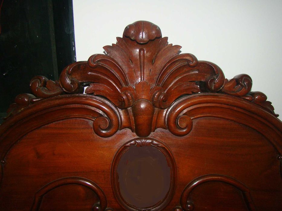 Cama de casal antiga em madeira maciça