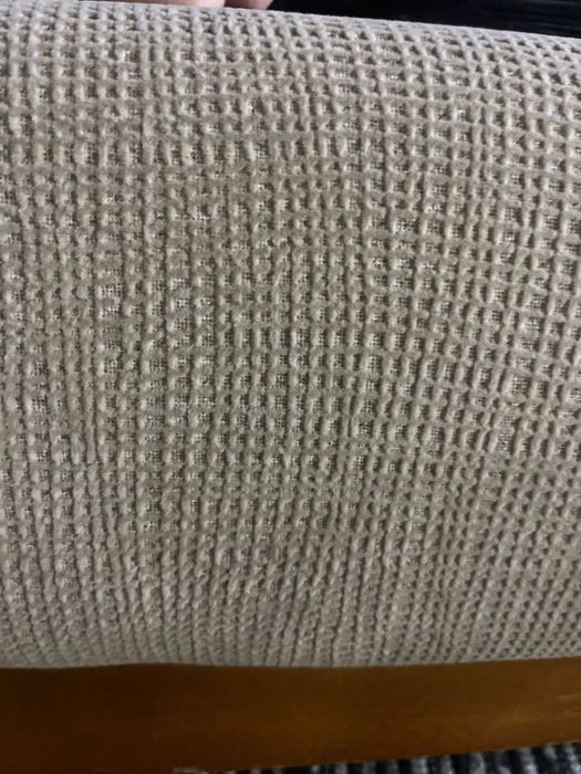 Sofá creme de dois lugares