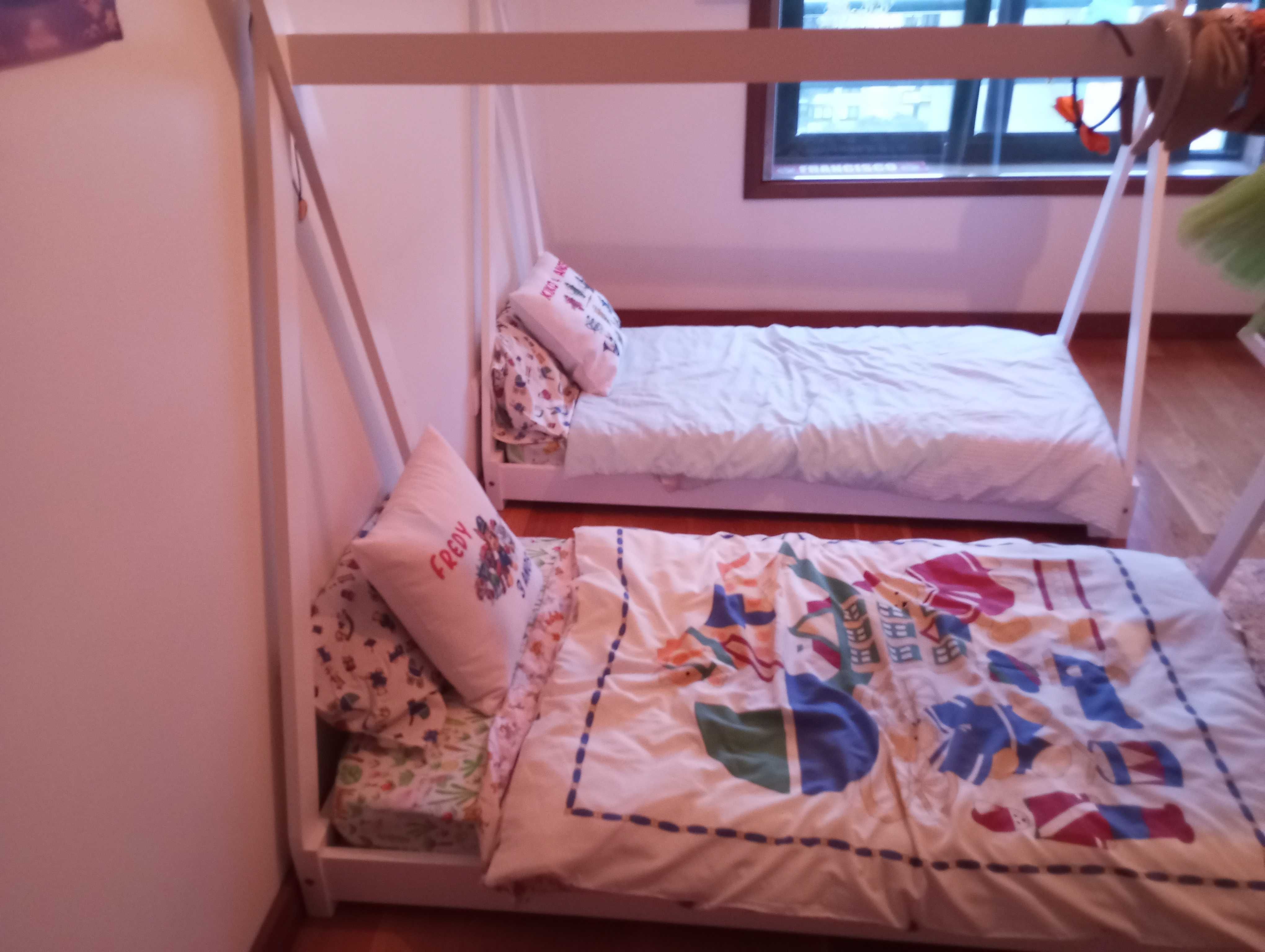 Cama de criança forma cabana