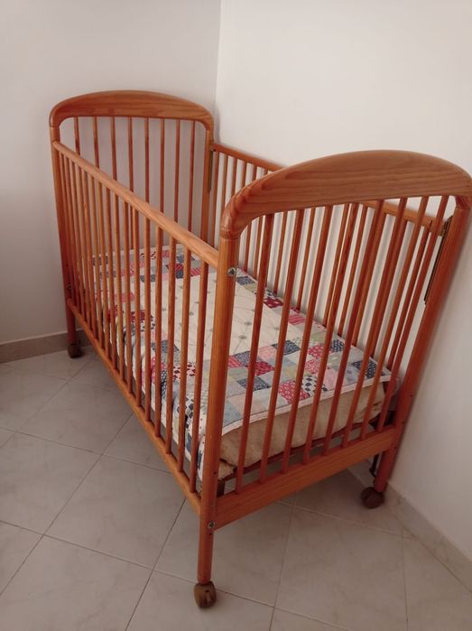 Berço bom estado em madeira maciça 60x120 cm com colchão incluído