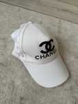 Czapka z daszkiem biala napis Chanel ubrana raz