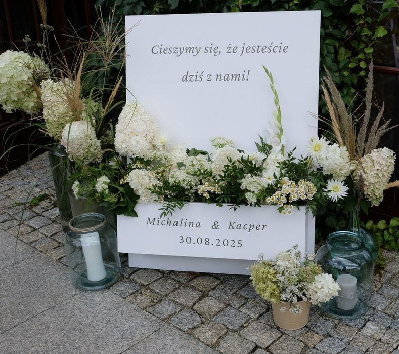 Tablica powitalna z miejscem na kwiaty stojak wesele ślub dekoracja