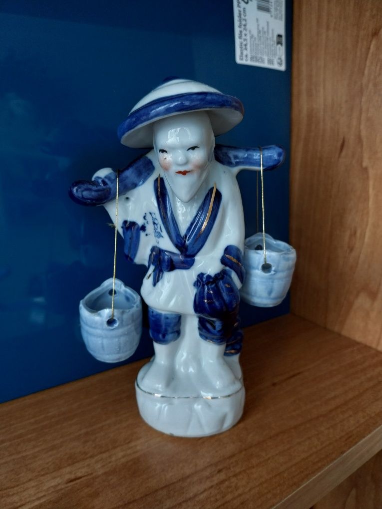Filiżanka z porcelany i figurka Dworcowa