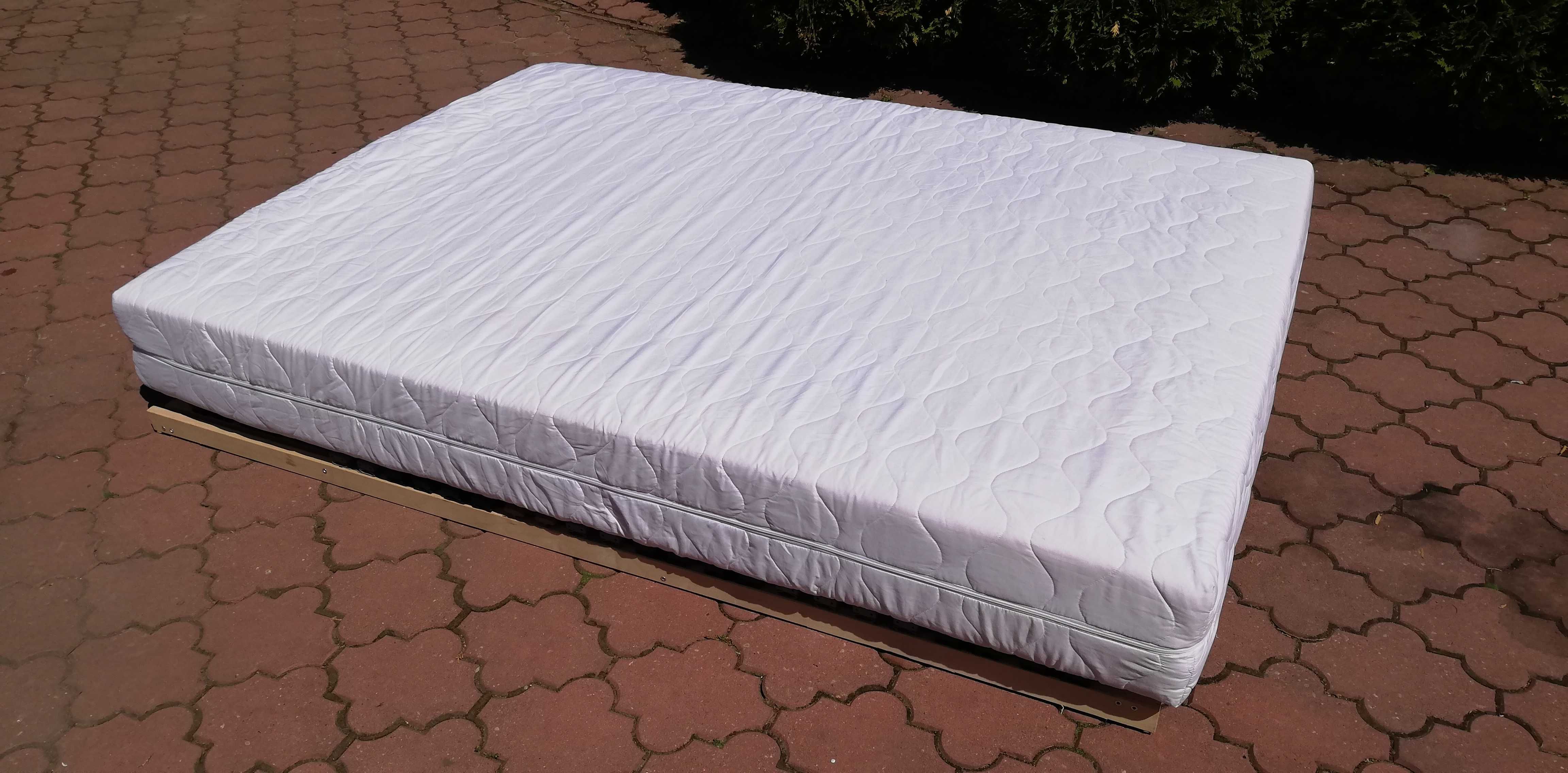 materac 140 x 200 gruby solidny komfortowy łóżko