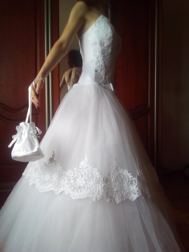 Продам свадебное платье на корсете 1000  грн