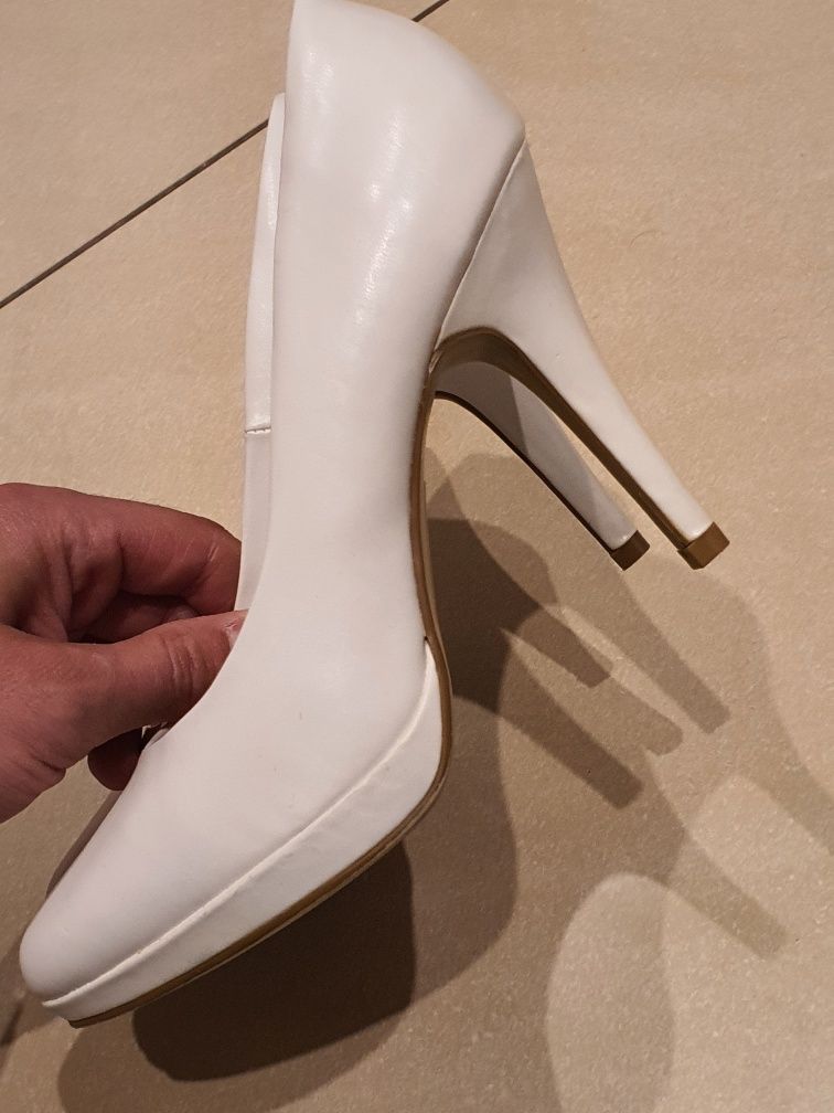 Buty na obcasie, raz założone