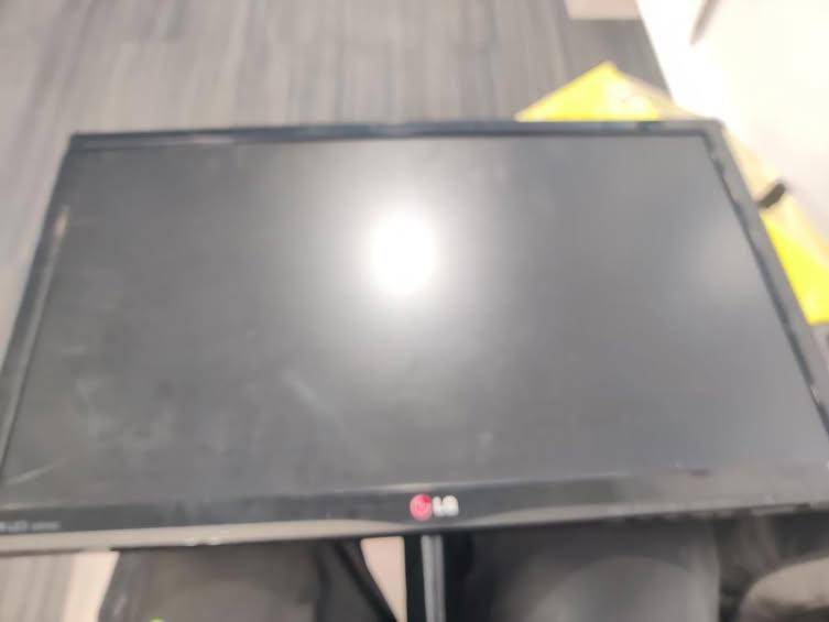 Monitor LG com cabo carregador e a funcionar