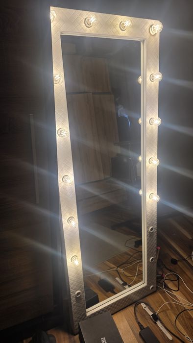 Duże lustro stojące z żarówkami LED ze skórzanym obiciem 160x60