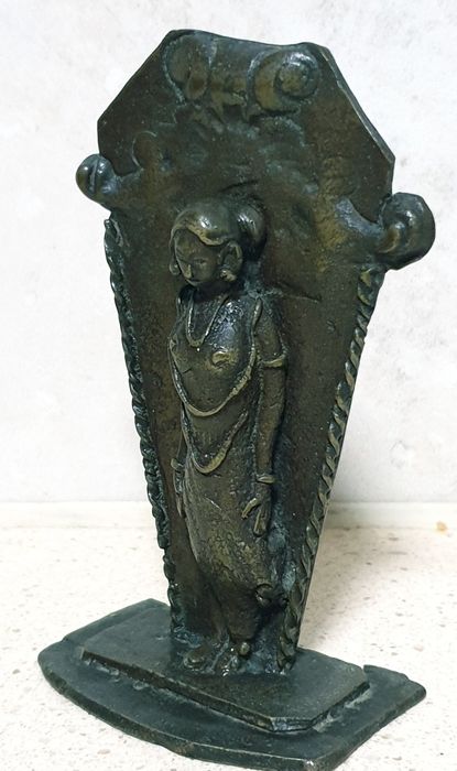 Linda pequena antiga escultura de uma Deusa em bronze