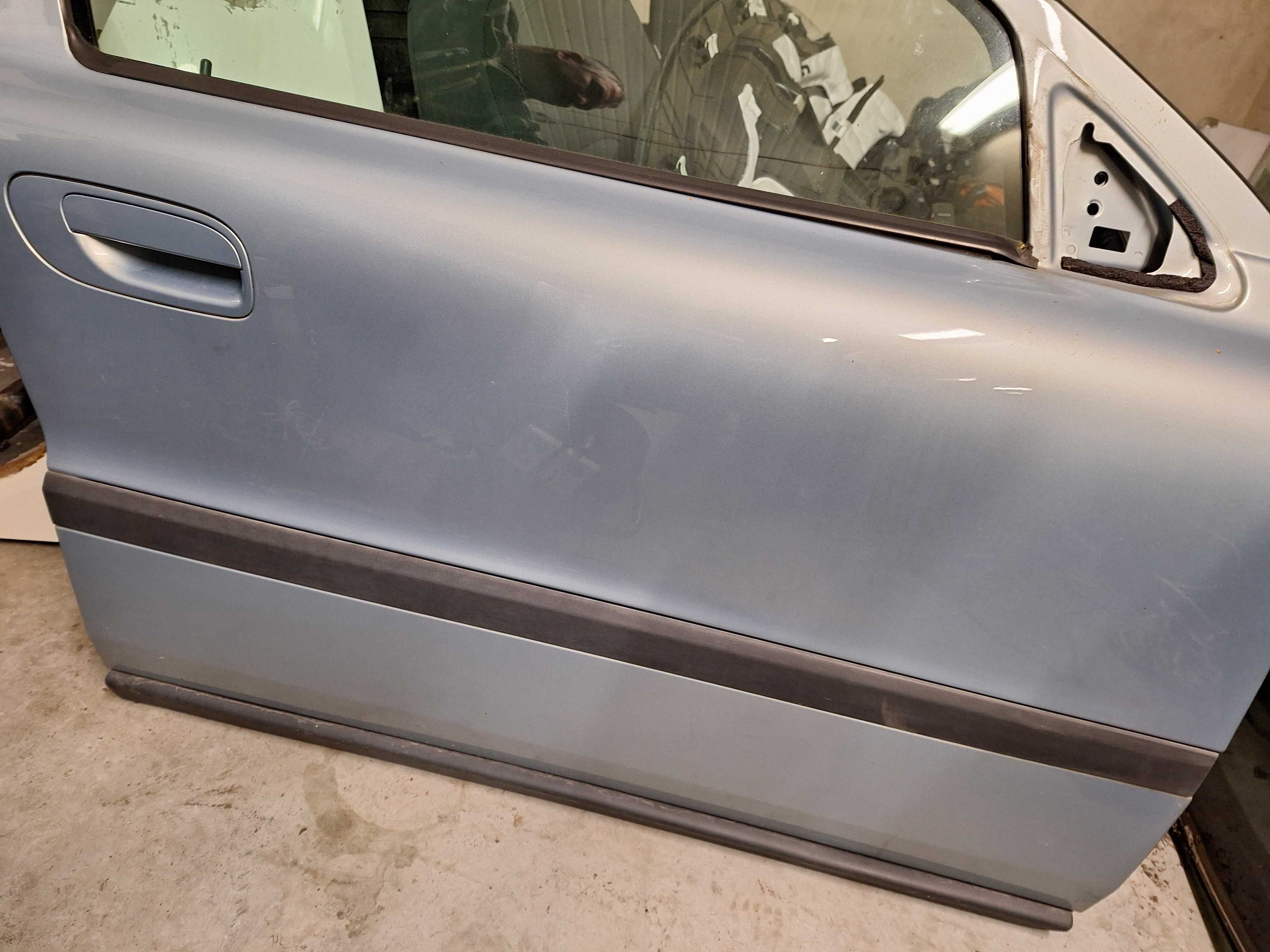 Drzwi prawe przód volvo s60 v70 00-04 r 444-46