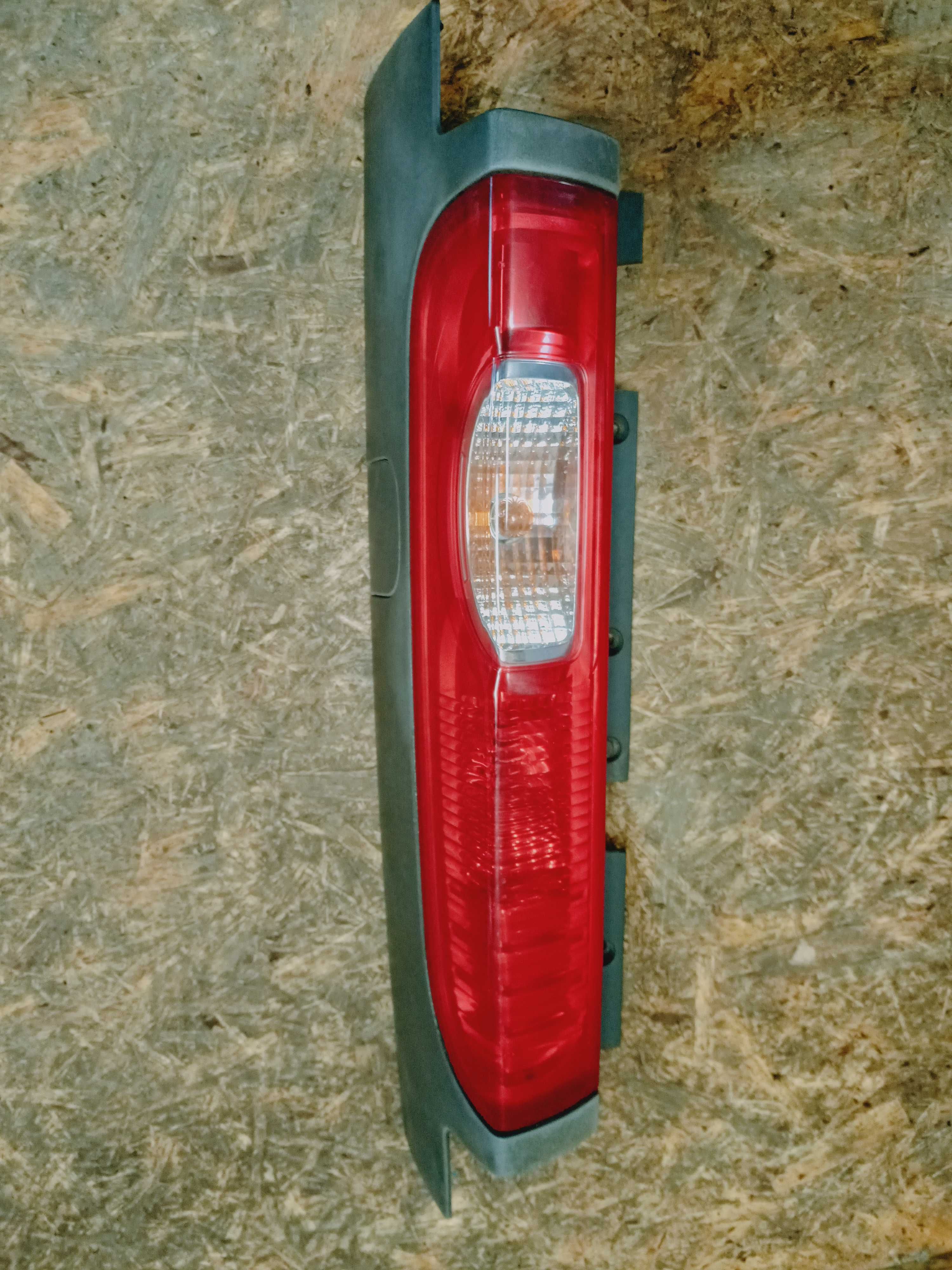 Renault Trafic Vivaro 2 FL lift lampa tył tylna prawa lewa oryginał