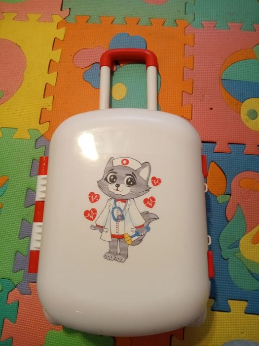 Віддам медичний чемодан