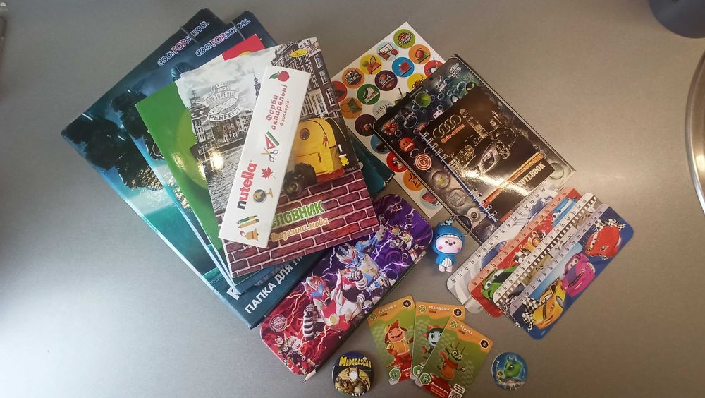 Канцтовары для школы + подарок.