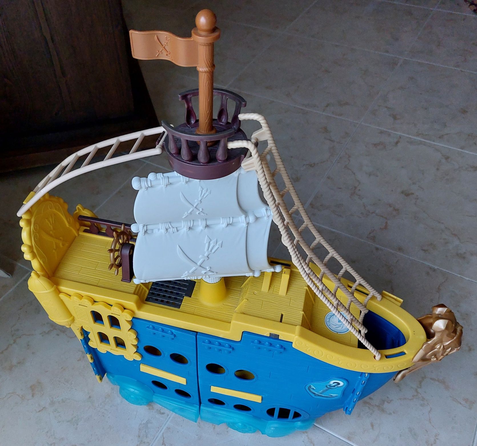 Barcos - Colosso dos Mares e barco do Capitão Gancho