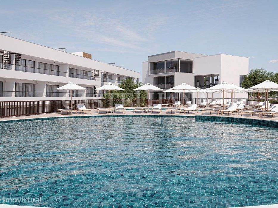 Apartamento T0 com varanda, junto à praia, no Carvoeiro, Algarve