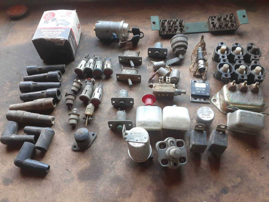 Манометри, прилади, датчики, реле, вимикачі авто та тракторні