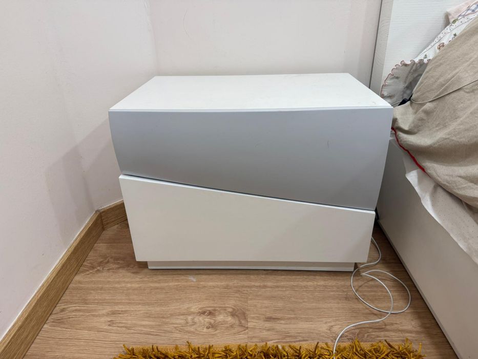 Cama casal e mesas de cabeceira