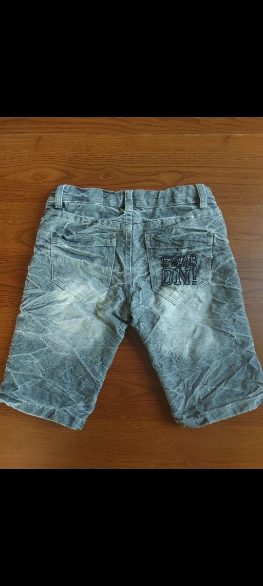 Chłopięce spodnie jeansowe z przypinkami
