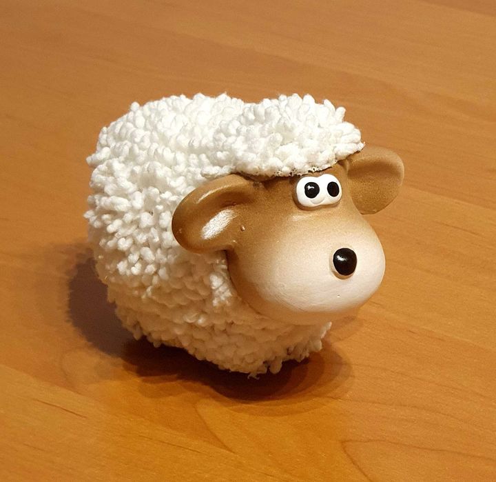 Uroczy baranek wielkanocny. Ozdoba wielkanocna. Baranek na Wielkanoc