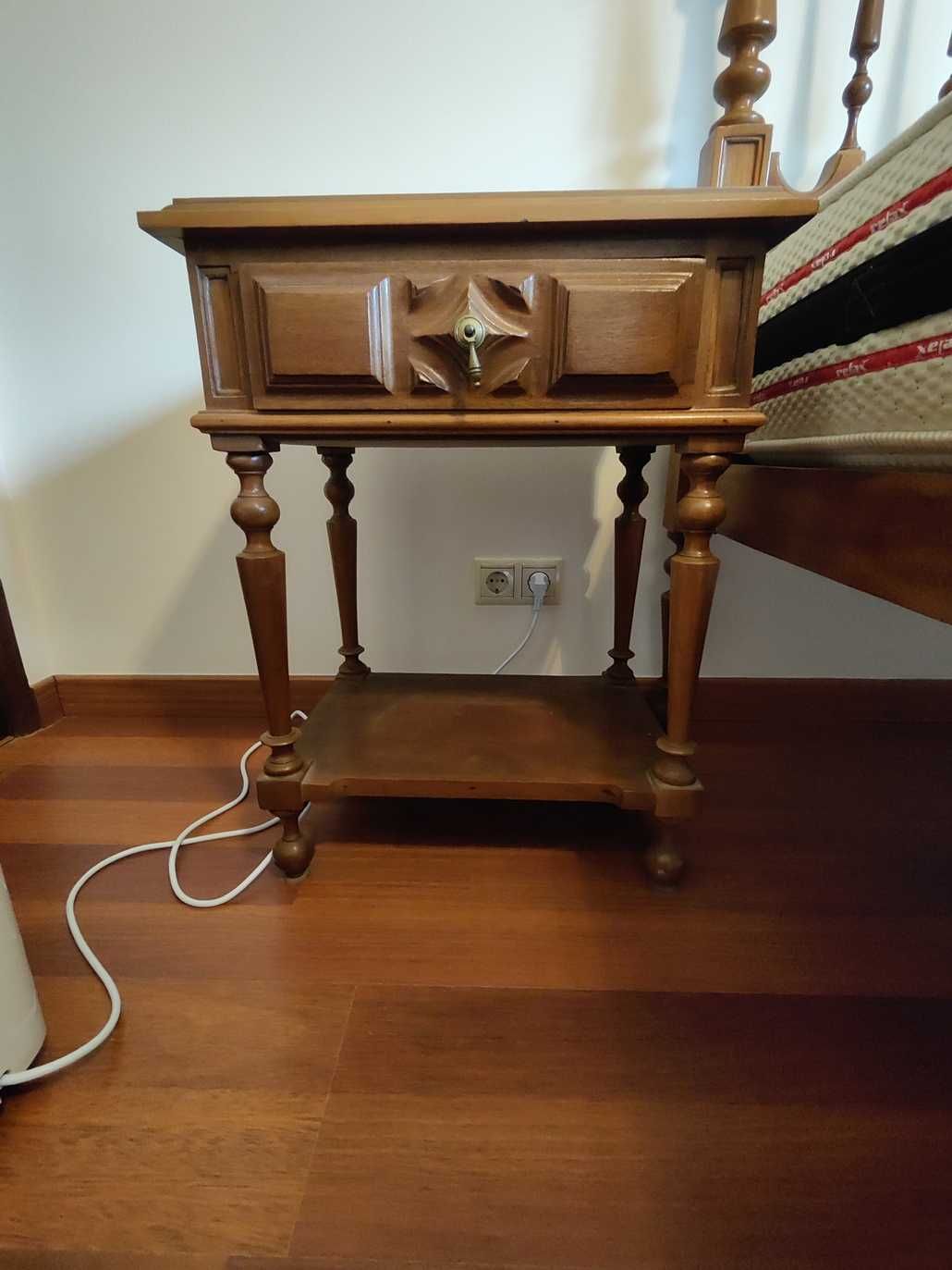 Mobília de quarto em mogno: cama, colchão e 2 mesas de cabeceira
