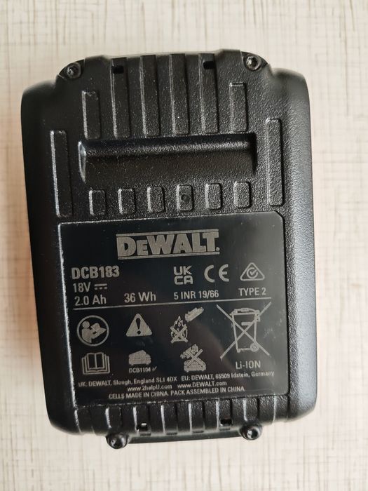 Акумуляторна батарея і зарядний пристрій DeWalt