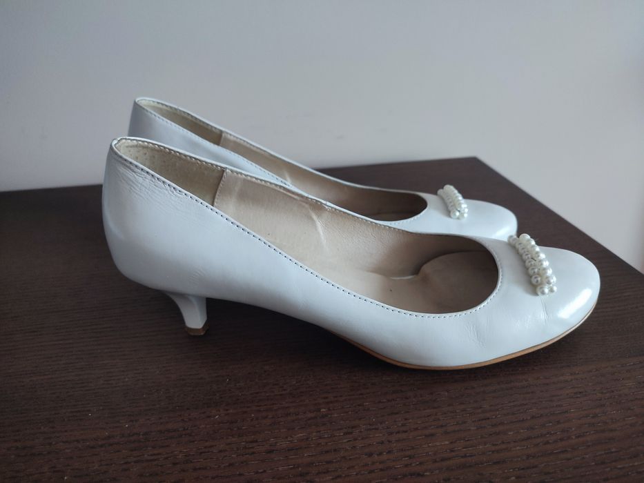 Białe czółenka ślubne 42 skórzane La boda z perełkami